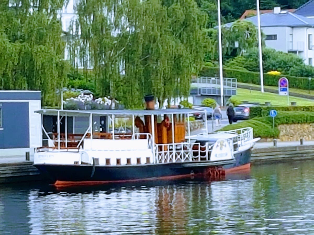 Hjejlen, et af verdens ældste aktive damphjulskibe, sejler på Silkeborg Søerne, Danmark.